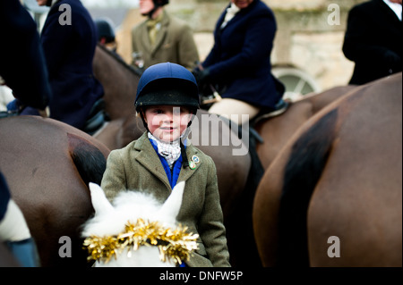 Jeune fille en équipement d'équitation sur poney avec tinsel avant l'Heythrop Hunt Boxing Day rencontrez Banque D'Images