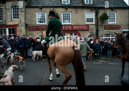 Rider en face de l'hôtel Fox, Chipping Norton, Oxfordshire/Cotswolds où le Heyford Hunt rencontrez avant leur Boxing Day Hunt Banque D'Images