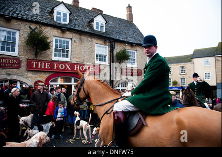 Rider en face de l'hôtel Fox, Chipping Norton, Oxfordshire/Cotswolds où le Heyford Hunt rencontrez avant leur Boxing Day Hunt Banque D'Images