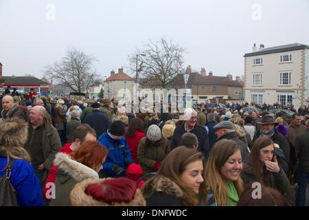 Bawtry, UK . Dec 26, 2013. Les foules se rassemblent à l'Hôtel de la Couronne, Retford pour regarder le Grove et Rufford Hunt quitter le Lendemain de Noël 2013 : Crédit tout4 Photographie/Alamy Live News Banque D'Images