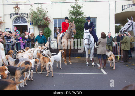 Bawtry, UK . Dec 26, 2013. Master et le personnel de la Grove et Rufford Boxing Day Hunt 2013, se préparent à quitter l'Hôtel de la Couronne, Retford Crédit : Tout4 Photographie/Alamy Live News Banque D'Images