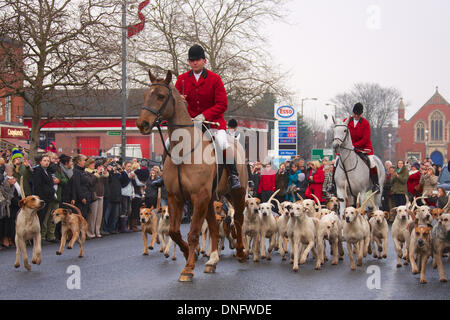 Bawtry, UK . Dec 26, 2013. Maître de la Grove et chasser les hounds conduit Rufford et cavaliers sur le Boxing Day Hunt 2013, laissant l'Hôtel de la Couronne, Retford Crédit : Tout4 Photographie/Alamy Live News Banque D'Images