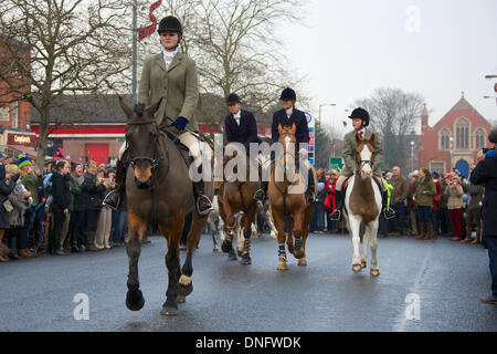 Bawtry, UK . Dec 26, 2013. Les cavaliers font partie de l'oliveraie et Rufford Boxing Day Hunt qui a laissé de l'hôtel Crown Bawtry, Doncaster, le 26 décembre 2013 Crédit : Tout4 Photographie/Alamy Live News Banque D'Images