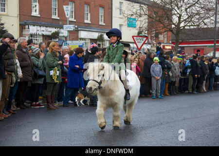 Bawtry, UK . Dec 26, 2013. Boxing Day Hunt, un peu vêtus de tweed rides son poney shetland bas Bawtry rue principale. Elle a été l'un des nombreux coureurs qui s'est joint à la Grove et Rufford Hunt laissant Bawtry sur Boxing Day Crédit : Tout4 Photographie/Alamy Live News Banque D'Images