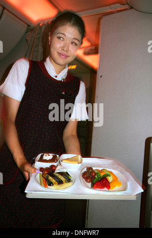 Pékin Chine,Asie,Chinois,Oriental,Air China,compagnies aériennes,à bord,cabine de passagers,repas,nourriture,plateau,salade de fruits,dessert,service,asiatique asiatique,adulte,a Banque D'Images