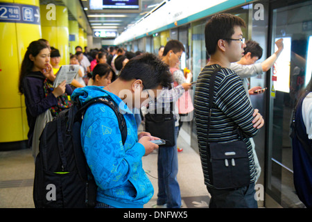 Beijing Chine,Asie,Chinois,Oriental,Dongzhimen Station de métro, transports en commun, passagers passagers rider riders,rider,Asiatiques asiatiques,adultes Banque D'Images