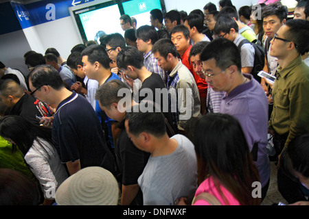 Pékin Chine,Asie,Chinois,Oriental,Xuanwumen Station de métro,transport en commun,ligne 4,passagers rider riders,rider,Asiatiques asiatiques,adulte a Banque D'Images