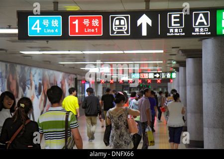 Beijing Chine,Chinois,Station de métro Xidan,ligne 1 4,caractères chinois hànzì pinyin,panneau,directions,flèche,riders,passagers rider riders,Chi Banque D'Images