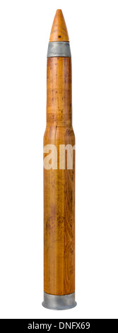 L'artillerie en bois ancien Shell pratique isolée. La Deuxième Guerre Mondiale 1944 vintage. Banque D'Images