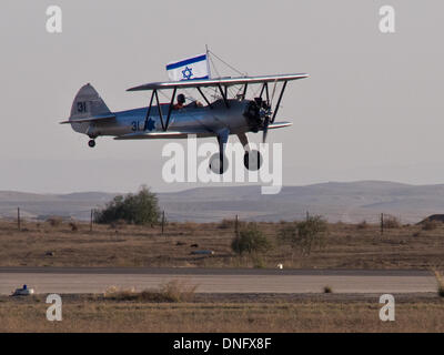 Hazerim, Israël. Dec 26, 2013. Israel Air Force Historical Stearman aircraft décolle battant le drapeau israélien à un cours pilote de l'IAF cérémonie de remise de diplômes. Hazerim, Israël. 26-Dec-2013. Israel Air Force diplômes Baccalauréat derniers pilotes et navigateurs après la réussite de trois cours de vol de l'année. Cérémonie à laquelle ont assisté par H, le ministre de la Défense, Chef d'état-major et commandant de l'Armée de l'air inclus un spectacle aérien spectaculaire. Credit : Alon Nir/Alamy Live News Banque D'Images