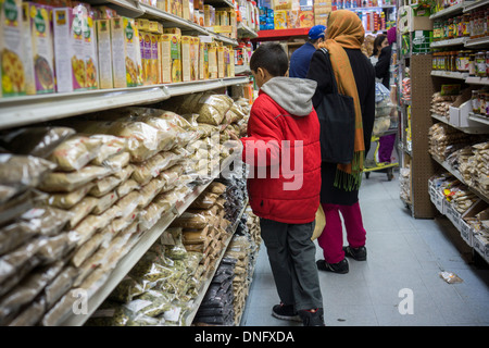 Shopping à l'épicerie dans le quartier de Jackson Heights dans le Queens à New York Banque D'Images