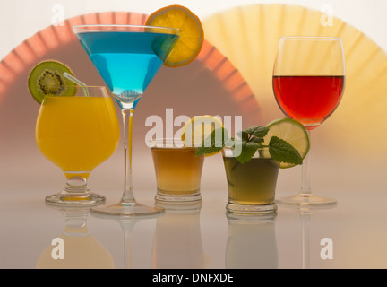 Les boissons colorées sur les différents types de verres. Banque D'Images