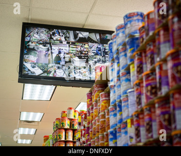 Un moniteur affiche le flux vidéo des caméras de sécurité d'un supermarché dans le quartier du Queens à New York Banque D'Images