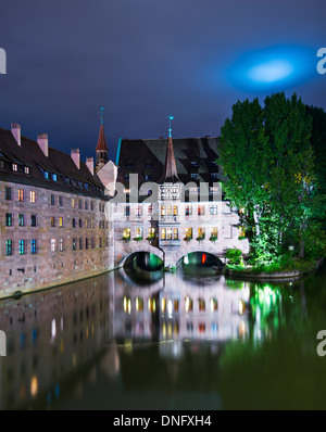 Nuremberg, Allemagne à l'hôpital historique de l'Esprit Saint sur la rivière Pegnitz. Banque D'Images