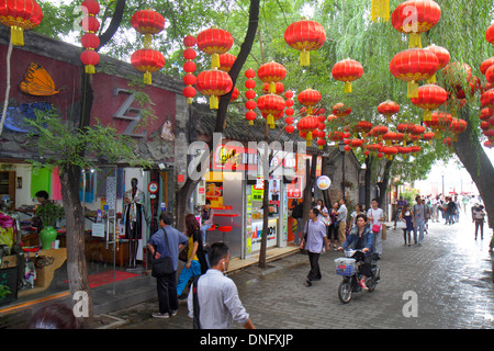 Pékin Chine,Asie,Chinois,Oriental,Dongcheng District,Nanluoguxiang,hutong,shopping shopper shoppers magasins marché marché achat sel Banque D'Images