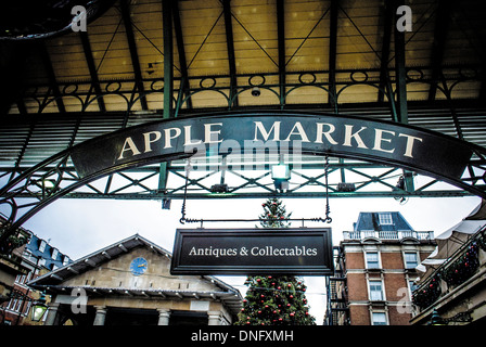 Panneau du marché aux pommes à Covent Garden, avec l'église St Paul au loin. Londres, Royaume-Uni. Banque D'Images