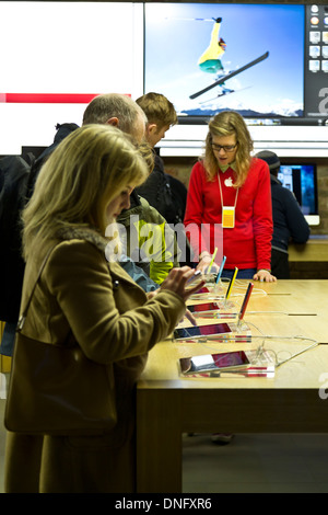 Les gens d'essayer les iphone et ipad à l'Apple Store de Covent Garden, Londres, Angleterre Banque D'Images