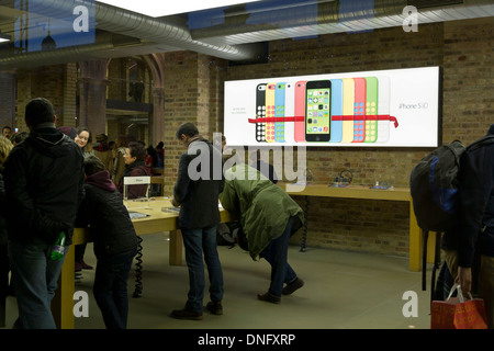 Les gens d'essayer les iphone et ipad à l'Apple Store de Covent Garden, Londres, Angleterre Banque D'Images