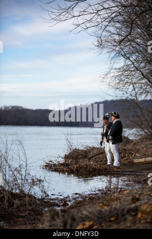 WASHINGTON CROSSING, NEW JERSEY - 25 décembre 2013 : le 237e anniversaire de la célèbre histoire de George Washington traversée de la rivière Delaware le jour de Noël. Crédit : Jeffrey Willey/Alamy Live News Banque D'Images