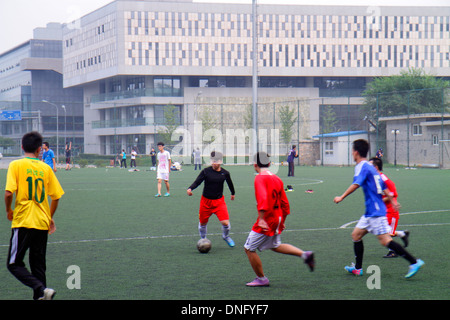 Beijing Chine,Chinois,Haidian District,Université de Pékin,PKU,Beidà,enseignement supérieur,campus,asiatique homme hommes hommes,étudiants étudiants amis,jouer foot Banque D'Images