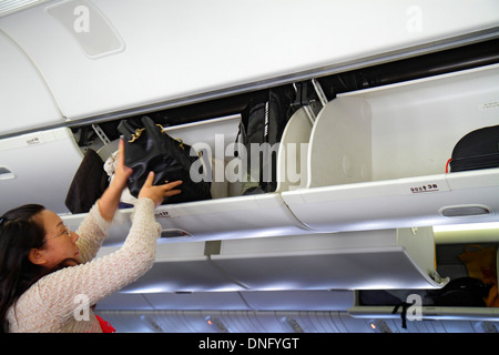 Pékin, Chine, aéroport international de Pékin, PEK, terminal 3, à bord, cabine de passager, bagages à main valises c Banque D'Images