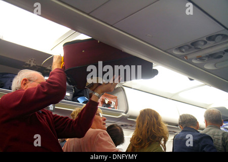 Miami Florida,FL,South,Miami Dade County,aéroport international de Miami,MIA,vol United Airlines,arrivée de Newark,cabine passager,bagages à main Banque D'Images