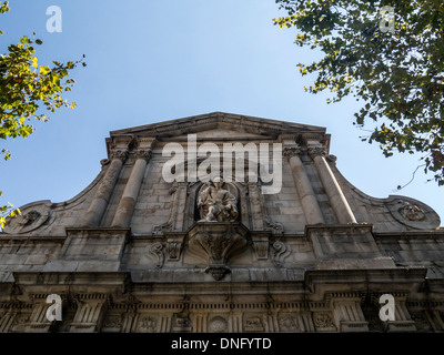 BARCELONE, ESPAGNE - 09 SEPTEMBRE 2013 : vue extérieure de l'église de Sant Miquel del Port sur la Plaça de la Barceloneta Banque D'Images