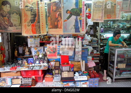 Hong Kong Chine,HK,Asie,chinois,oriental,île,Sheung WAN,Mid levels,Upper Lascar Road,Cat Street,souvenirs,cadeaux,maoïste,affiches,Mao Zedong,TSE-tung, Banque D'Images