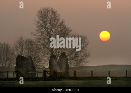 Lever de soleil sur monument d'Avebury, Wiltshire, England, UK Banque D'Images