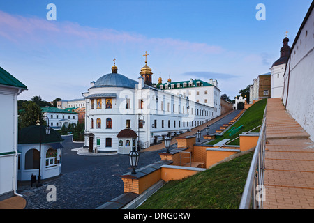 Ukraine Kiev monastère Lavra au lever du soleil à l'intérieur des murs avec personne sur place Banque D'Images