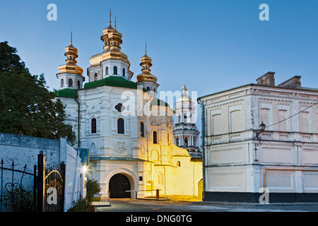 Ukraine Kiev Lava porte côté entrée de l'église du monastère d'au lever du soleil - complexe monument spirituel de la religion orthodoxe Banque D'Images