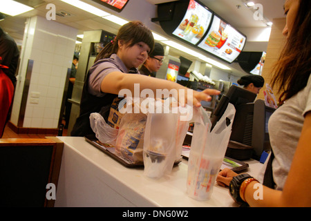 Hong Kong Chine,HK,Asie,Chinois,Oriental,Kowloon,Sam Shui po,McDonald's,hamburgers,hamburgers,franchise,restauration rapide,restaurant restaurants restaurants repas o Banque D'Images