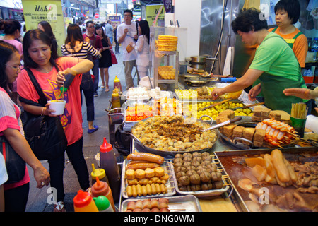 Hong Kong Chine, Hong Kong, Asie, chinois, oriental, Kowloon, Mong Kok, Nathan Road, Street food, vendeurs stall stands stand stand stand stand stand stand marché, acheteur achat se Banque D'Images