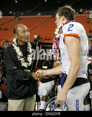 Honolulu, HI, USA. Le 24 décembre, 2013. 24 décembre 2013 - Boise State Broncos le receveur Matt Miller # 2 reçoit le prix de joueur de l'état de Boise Hugh Yoshida après l'action entre l'Oregon State Beavers et Boise State Broncos au Sheraton New York Bol à l'Aloha Stadium d'Honolulu, HI. © csm/Alamy Live News Banque D'Images