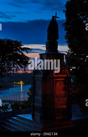 Ukraine Kiev monument statue St Vladimir au lever du soleil sur les banques du fleuve Dniepr avec croix en main orientée soleil levant Banque D'Images