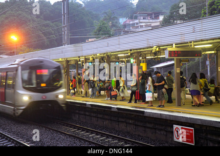 Hong Kong Chine,HK,Asie,Chinois,Oriental,nouveaux Territoires,Sha Tin,Sha Tin Station de métro MTR,East Rail Line,plate-forme,arrivée,train,passagers,pa Banque D'Images