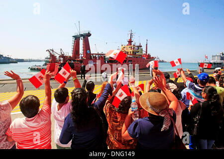 Lima, Pérou. Dec 26, 2013. Les gens assistent à la cérémonie de départ du navire de recherche scientifique "Humboldt' à Lima, Pérou, le 26 décembre 2013. La 22ème expédition péruvienne 'Antar' met les voiles le jeudi à l'Antarctique à bord de la BIC 'Humboldt' pour poursuivre ses activités de recherche dans le continent blanc, a déclaré jeudi le ministre des Affaires étrangères Eda Rivas. Credit : Juan Carlos Guzman/ANDINA/Xinhua/Alamy Live News Banque D'Images