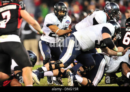 San Diego, CA, . Dec 26, 2013. L'Utah State Aggies running back Joey DeMartino # 28 s'exécute dans le quatrième trimestre en action pendant la Poinsettia Bowl College football match entre la Utah State Aggies et la Northern Illinois Huskies au Qualcomm Stadium de San Diego, Californie.La Utah State Aggies vaincre les Huskies de l'Illinois du Nord 21-14.Louis Lopez/CSM/Alamy Live News Banque D'Images