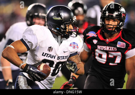San Diego, CA, . Dec 26, 2013. L'Utah State Aggies running back Joey DeMartino # 28 s'exécute dans le quatrième trimestre en action pendant la Poinsettia Bowl College football match entre la Utah State Aggies et la Northern Illinois Huskies au Qualcomm Stadium de San Diego, Californie.La Utah State Aggies vaincre les Huskies de l'Illinois du Nord 21-14.Louis Lopez/CSM/Alamy Live News Banque D'Images
