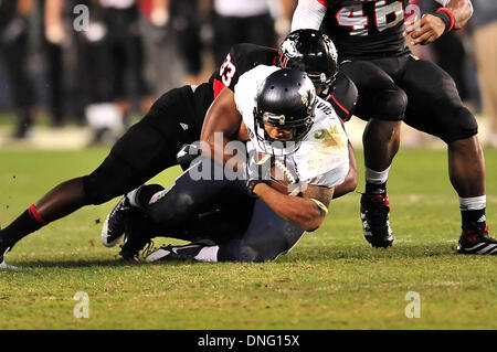 San Diego, CA, . Dec 26, 2013. L'Utah State Aggies running back Joey DeMartino # 28 s'exécute dans le quatrième trimestre en action pendant la Poinsettia Bowl College football match entre la Utah State Aggies et la Northern Illinois Huskies au Qualcomm Stadium de San Diego, Californie.La Utah State Aggies vaincre les Huskies de l'Illinois du Nord 21-14.Louis Lopez/CSM/Alamy Live News Banque D'Images