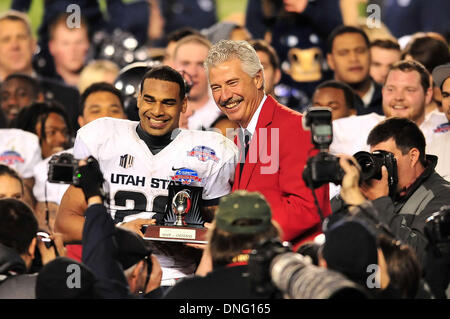 San Diego, CA, . Dec 26, 2013. L'Utah State Aggies running back Joey DeMartino # 28 est attribué le joueur offensif du jeu après la Poinsettia Bowl College football match entre la Utah State Aggies et la Northern Illinois Huskies au Qualcomm Stadium de San Diego, Californie.La Utah State Aggies vaincre les Huskies de l'Illinois du Nord 21-14.Louis Lopez/CSM/Alamy Live News Banque D'Images