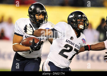 San Diego, CA, . Dec 26, 2013. L'Utah State Aggies running back Joey DeMartino # 28 s'exécute dans le quatrième trimestre en action pendant la Poinsettia Bowl College football match entre la Utah State Aggies et la Northern Illinois Huskies au Qualcomm Stadium de San Diego, Californie.La Utah State Aggies vaincre les Huskies de l'Illinois du Nord 21-14.Louis Lopez/CSM/Alamy Live News Banque D'Images