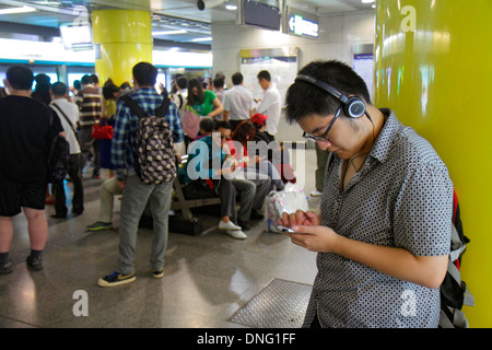 Beijing Chine,Chinois,Dongzhimen Station de métro,passagers rider riders,rider,homme asiatique hommes,ligne 2,plate-forme,attente,smartphone cellule pho Banque D'Images