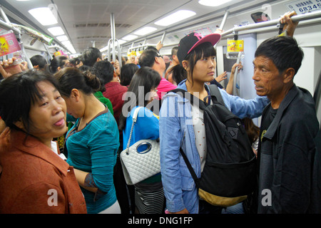 Beijing Chine,Chinois,Station de métro Xuanwumen,ligne 4,passagers rider riders,rider,homme asiatique hommes,adulte,adultes,femme femme femme,passe Banque D'Images