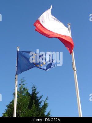 Un étendard polonais et un drapeau européen au Grand Hôtel à Sopot à la côte de la mer Baltique en Pologne, 11 août 2013. Photo : Beate Schleep Banque D'Images