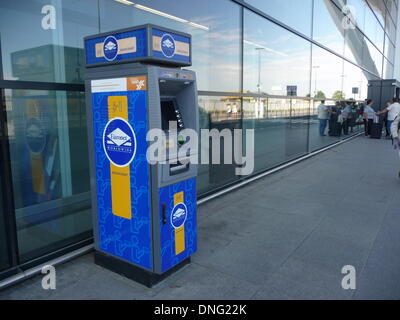 Gdansk, Pologne. Août 17, 2013. Bankomat à Lech Walesa Airport à Gdansk, Pologne, 17 août 2013. Photo : Beate Schleep/dpa/Alamy Live News Banque D'Images