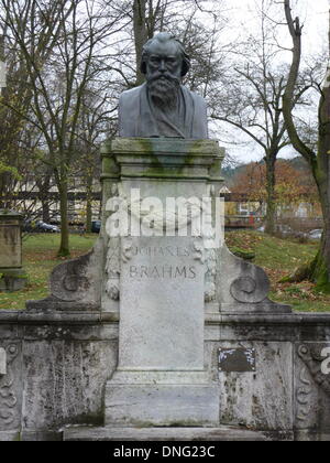 Meiningen, Thuringe, Allemagne. Nov 8, 2013. Buste du compositeur allemand Johannes Brahms, représentée dans un jardin anglais de Meiningen, Thuringe, Allemagne, le 8 novembre 2013. © dpa/Alamy Live News Banque D'Images