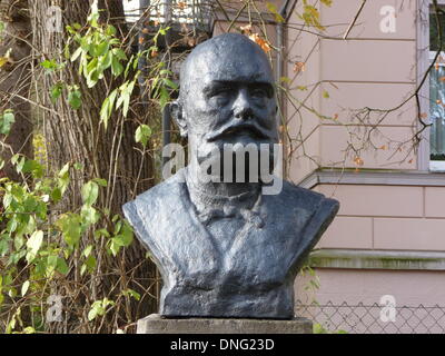 Meiningen, Thuringe, Allemagne. Nov 8, 2013. Buste du poète allemand Rudolf Baumbach (1840-1905), photographié dans la vieille ville de Meiningen, Thuringe, Allemagne, le 8 novembre 2013. © dpa/Alamy Live News Banque D'Images