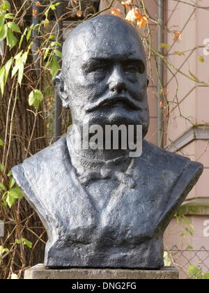 Meiningen, Thuringe, Allemagne. Nov 8, 2013. Buste du poète allemand Rudolf Baumbach (1840-1905), photographié dans la vieille ville de Meiningen, Thuringe, Allemagne, le 8 novembre 2013. © dpa/Alamy Live News Banque D'Images