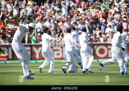 Melbourne, Australie. Dec 27, 2013. Angleterre célébrer au cours de la journée au cours de la quatrième deux cendres test match entre l'Australie et l'Angleterre à la MCG - Lendemain de tester l'Australie contre l'Angleterre, MCG, Melbourne, Victoria, Australie. Credit : Action Plus Sport/Alamy Live News Banque D'Images